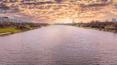 Günbatımında Tuna Nehri (Avusturya) boyunca panoramik manzara