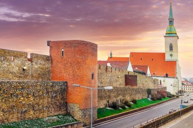 Bratislava, Slovakya ' St. Martin Katedrali ve eski şehir duvar