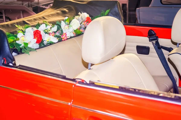 Klasik Romantizm: Salonda çiçekli kırmızı retro Cabriolet. Klasik Güzel.