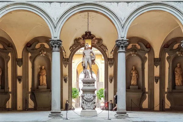 フィレンツェ イタリア 2023年5月18日 メディチ リカルディ宮殿の中庭 バンディネリによる彫像 彫刻家は 犬ケルベロスをなだめるオルフェウスの神話をキャプチャします フィレンツェ イタリア — ストック写真