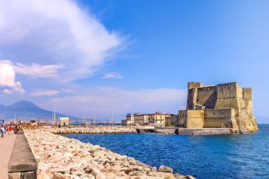 Napoli, İtalya - Arka planda Castel dell 'Ovo (Yumurta Kalesi) ve Vezüv Dağı manzarası