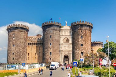 Napoli, İtalya - 23 Mayıs 2023: Castel Nuovo veya Maschio Angioino, Napoli 'nin ana mimari simgesidir. İtalya