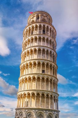 Toskana 'daki Eğik Pisa Kulesi mavi gökyüzüne karşı, dünyanın en tanınmış ve ünlü binalarından biri..