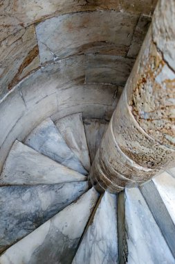 İtalya, Pisa 'daki eğimli kulenin sarmal merdiveni..