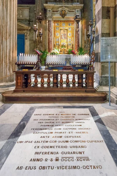 イタリア 2023年5月17日 ピサのデュオモのインテリア ろうそくの背景に対する祭壇の眺め — ストック写真