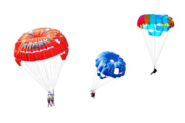 Beyaz arka planda izole edilmiş renkli paraşütlerdeki üç farklı paraşütçü görüntüsü.