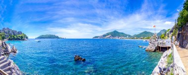 Budva sahilinin panoramik görüntüsü. Karadağ. Adriyatik Denizi yakınlarında güzel yerler. Büyük boyut resmi