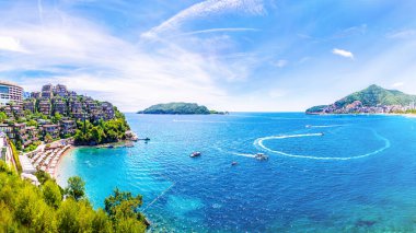 Budva sahilinin panoramik görüntüsü. Karadağ. Adriyatik Denizi yakınlarında güzel yerler