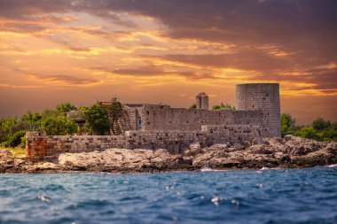 Gün batımında Kotor Körfezi 'ndeki Zhanitsa Manastırı' nda. Karadağ 'ın muhteşem manzaraları. Manastır 1508 yılında inşa edildi.