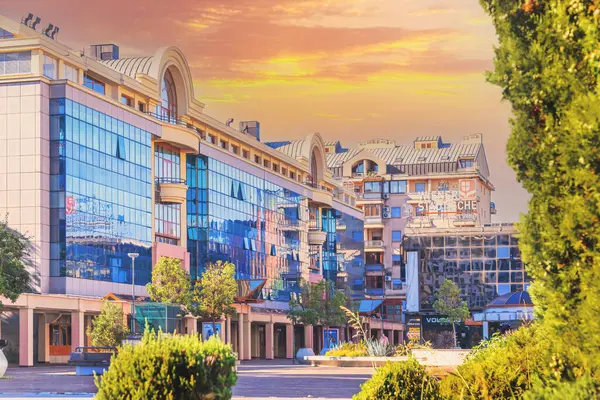 Podgorica, Karadağ - 08 Ağustos 2023: Karadağ 'ın Podgorica kentinde günbatımı.