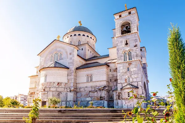 Podgorica, Karadağ, Balkanlar ve Avrupa 'nın sakin bir mahallesinde, Sırp Ortodoks Kilisesi olan İsa' nın Dirilişi Katedrali.