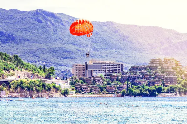 Tourists Fly Parachute Background Hotel Complex Budva Riviera Montenegro — Stock Photo, Image