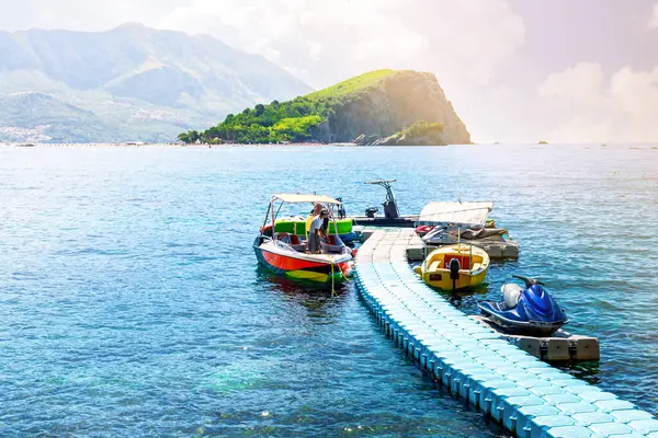 Turistas Embarcam Barco Cais Para Viajar Para Ilha São Nicolau Fotos De Bancos De Imagens