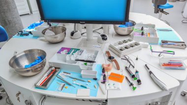 Schaan, Lihtenştayn - 14 Ekim 2024: Modern bir klinikte implantlar, protezler, ortodonti ve oral bakım için profesyonel araç ve ekipmanlara sahip diş laboratuvarı çalışma alanı