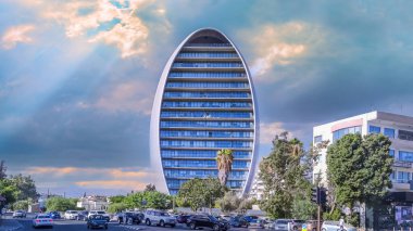 Limasol, Cyprus- 12 Eylül 2022: Limassol- Limassol- 'da ikonik modern gökdelen ve iş merkezi. Şehir manzarası üzerinde güneş ışınları olan çarpıcı bir gökyüzüne karşı gelecekçi mimari.
