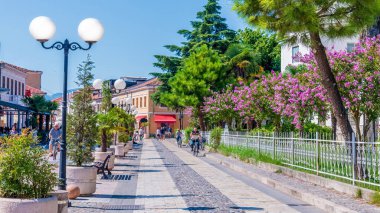 Shkoder, Arnavutluk - 12 Ağustos 2023: Rruga Kole Idromeno, tarihi eski kentte, canlı açan çiçeklerle dolu güzel bir Avrupa tatil beldesi