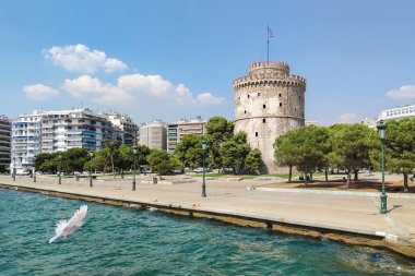 Selanik 'in Beyaz Kulesi, tarihi bir anıt ve Yunanistan' daki rıhtım geçidinin ünlü simgesi, güneşli bir yaz gününde Ege Denizi ve şehir silüeti ile birlikte