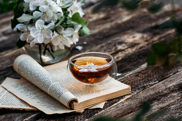 Чай Прозрачной Стеклянной Чашке Тонкой Книге Белые Цветы Цветы Яблони — стоковое фото