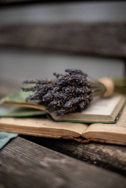 Eski ahşap arka planda lavanta çiçekleri