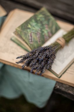 Bir lavantanın arka planında tahta bir kutuda lavanta.