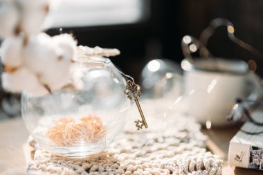 Anahtar, pamuk topları, kitaplar, kupa, makrome, sabah ışığı ile hafif kompozisyon