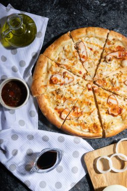 Tatlı ve ekşi soslu yassı pizza, füme tavuk ve turşu soğan, tahtadan yapılmış taze pizza, domates sosu, zeytinyağı ve soya sosu, öğle yemeği, pizzacı.