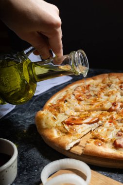 Taze pizzaya taze zeytinyağı, tavuk, tatlı ve ekşi sos, soğan turşusu, pizza, ahşap tabakta pizza, zeytinyağı damlaları.