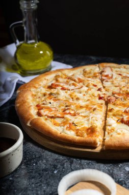 Tatlı ve ekşi soslu yassı pizza, füme tavuk ve turşu soğan, tahtadan yapılmış taze pizza, domates sosu, zeytinyağı ve soya sosu, öğle yemeği, pizzacı.