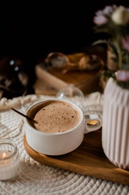 Köpüklü kahve, altın kaşık, güneş ışığında sabah kahvesi, sonbahar yaprakları, pembe makineler, sonbahar çiçekleri, kahvaltı, mumlar.