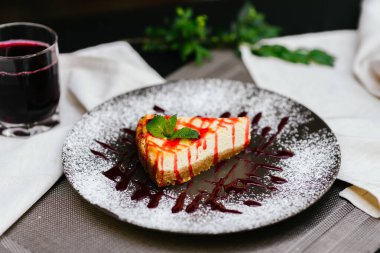 Taze böğürtlenli ve naneli cheesecake