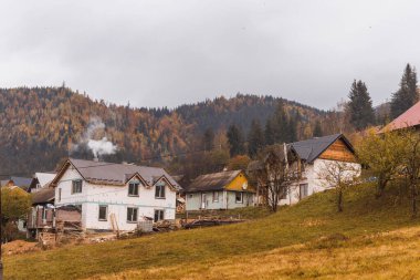 Ukrayna 'da eski evleri ve dağları olan sonbahar köyü