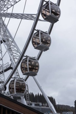 Karpatlar 'da şehirde dönme dolap.
