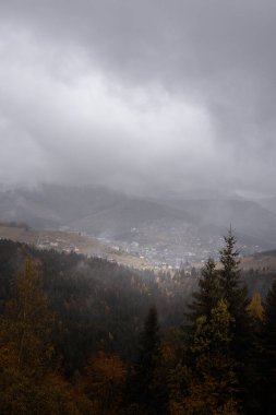 Sonbahar mevsiminde Karpatlar, Karpatlar 'da Ukrayna. Doğa
