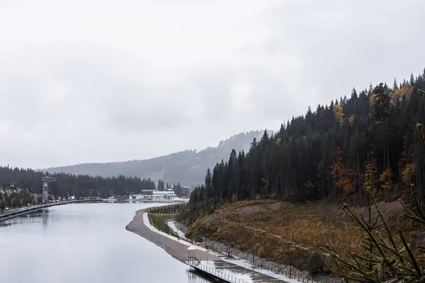Karpatlar 'daki dağlardaki göl. Doğa, Ukrayna