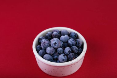 Kasede taze yaban mersini var.