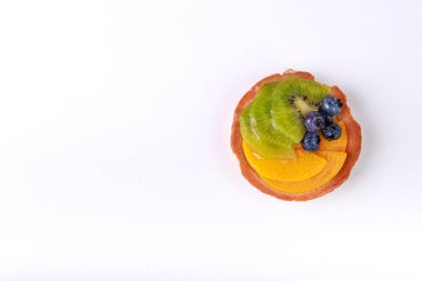 Beyaz arka planda olgun kivi ve portakal..