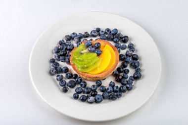 Yabanmersinli ve naneli yaban mersinli kek. en üstteki görünüm