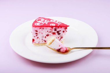 Pasta beyaz plaka üzerinde