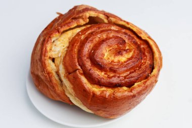 Seramik tabakta tarçınlı kek