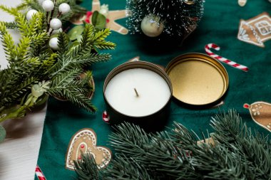 Mumlu, dallı, konili noel kompozisyonu