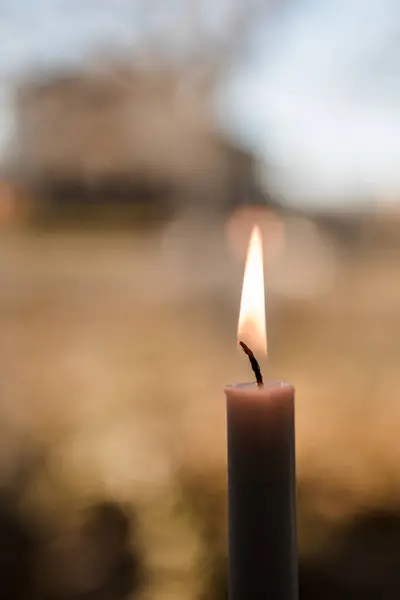 Siyah arkaplanda mum yakılıyor