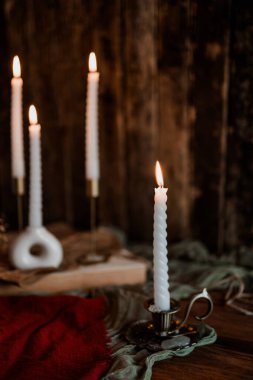 Eski masada mum yakmak. Noel ve yeni yıl süslemeleri.