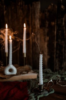 Mum yakıyorum, mum yakıyorum.