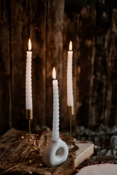 Ahşap masadaki mum, yakın çekim.