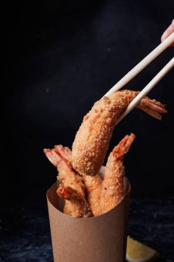 Siyah arka planda karides ve karidesli kızarmış pirinç..