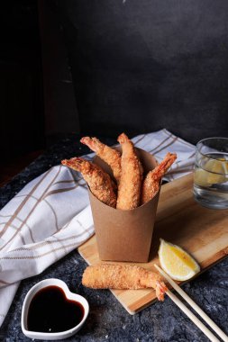 Taze kızarmış soslu tavuk.