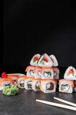 Suşi siyah arkaplanda ayarlandı