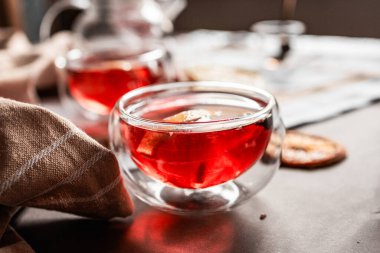 Bir bardak kırmızı şarap ve çay.