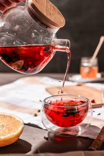 Cam çaydanlık ve çay, masanın üstünde.