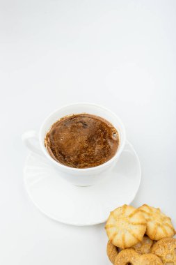 Kahve fincanı ve beyaz arka plan üzerinde kahve çekirdeği.